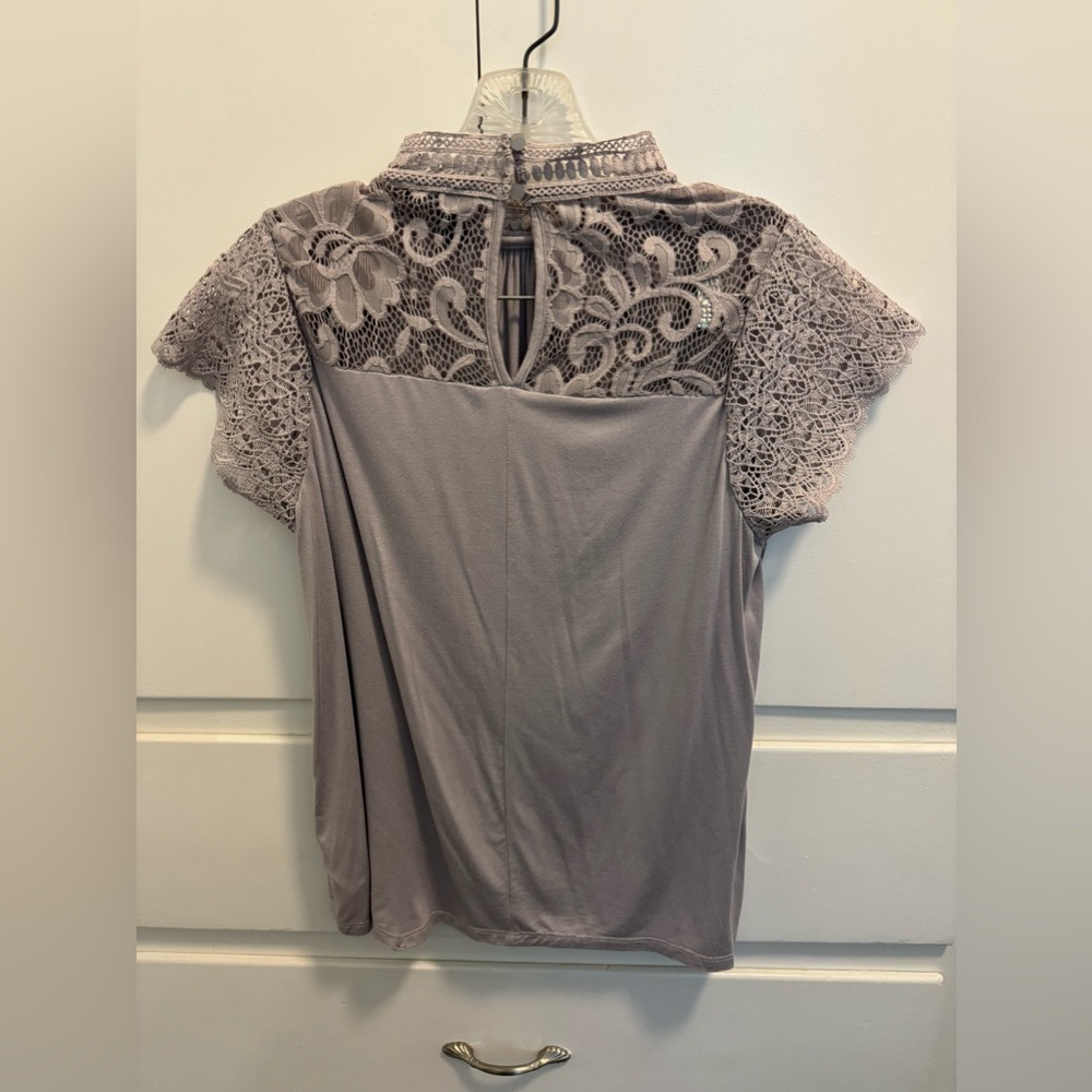 Rose top with high neck and lace. - Picture 2 of 3